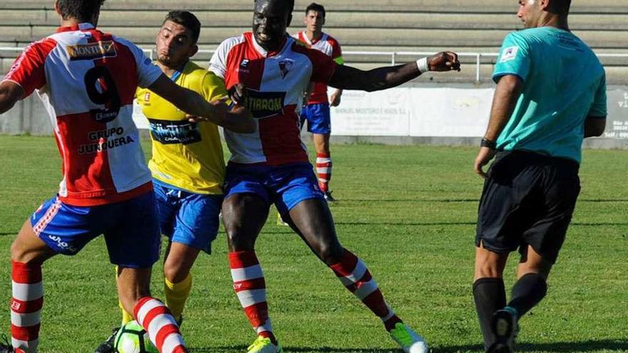 Jugadores del Arosa en un partido amistoso de pretemporada. // Iñaki Abella