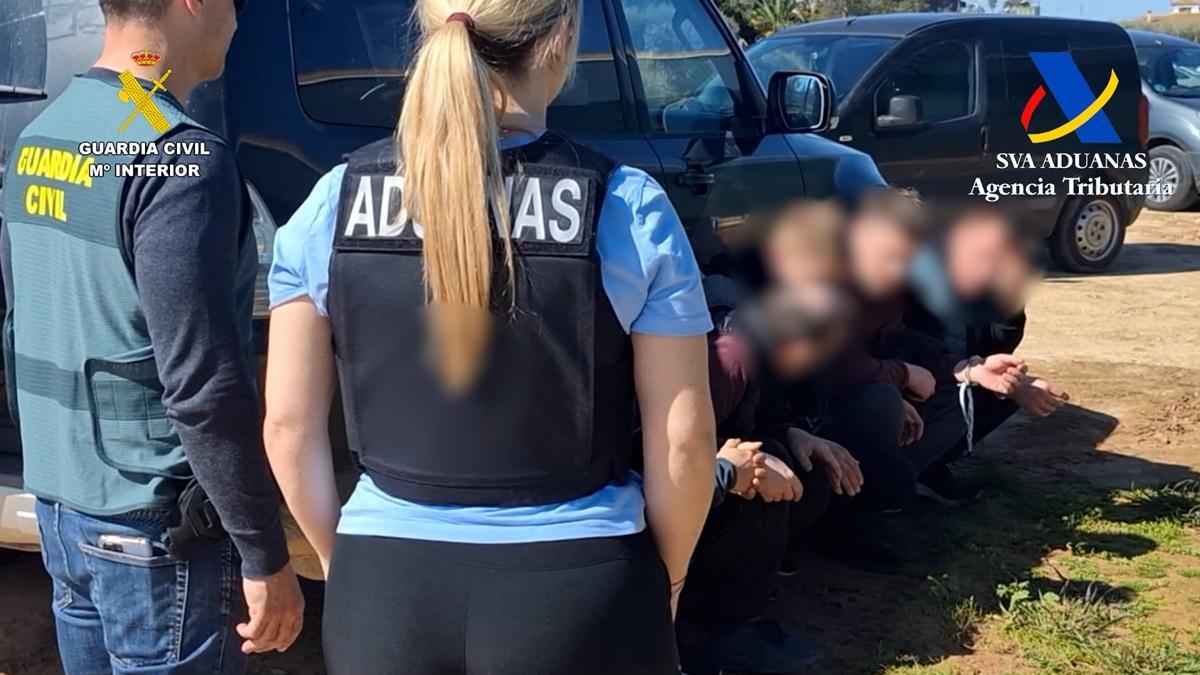 Agentes de la Guardia Civil y de Aduanas con varios de los detenidos en la operación contra el contrabando de tabaco llevada a cabo en Lucena y Málaga.