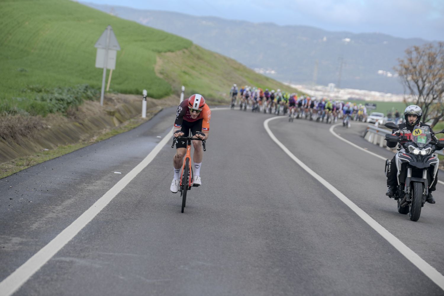 La salida de la etapa de Córdoba de la Vuelta a Andalucía en imágenes