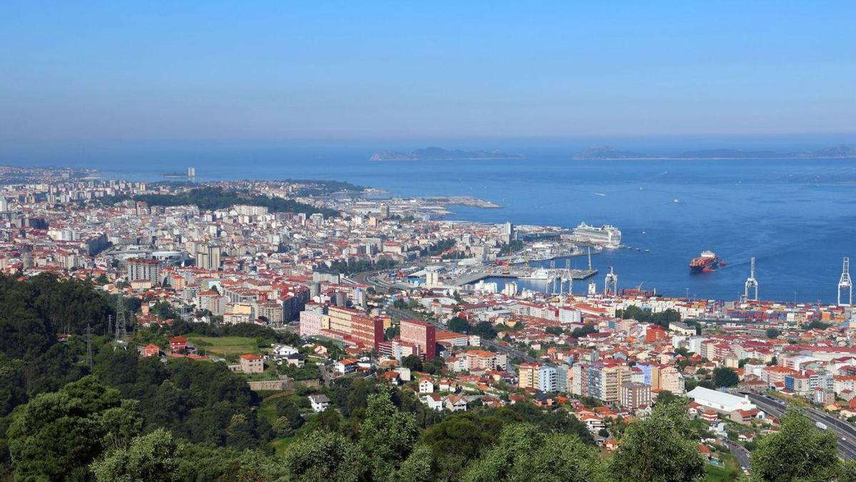 Vista general de la ciudad de Vigo, con las islas Cíes al fondo.