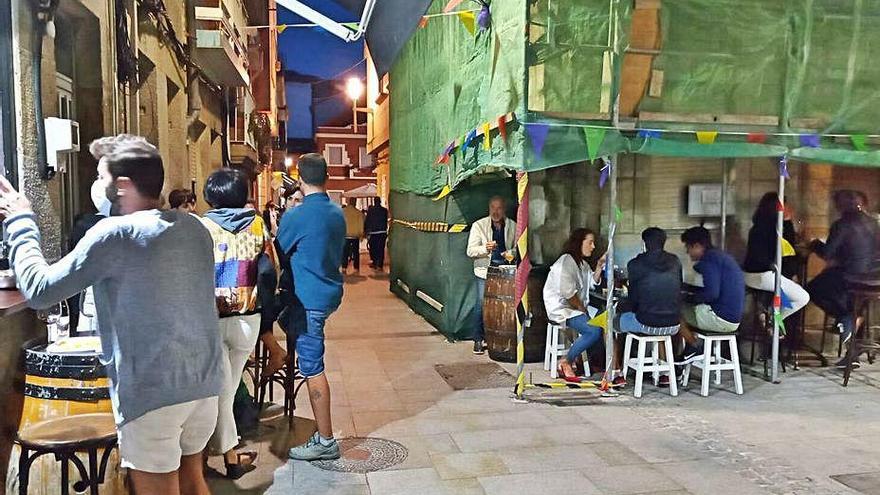 Arriba, ambiente de terraza y restaurantes en la calle Eduardo Vincenti y, abajo, en el casco histórico