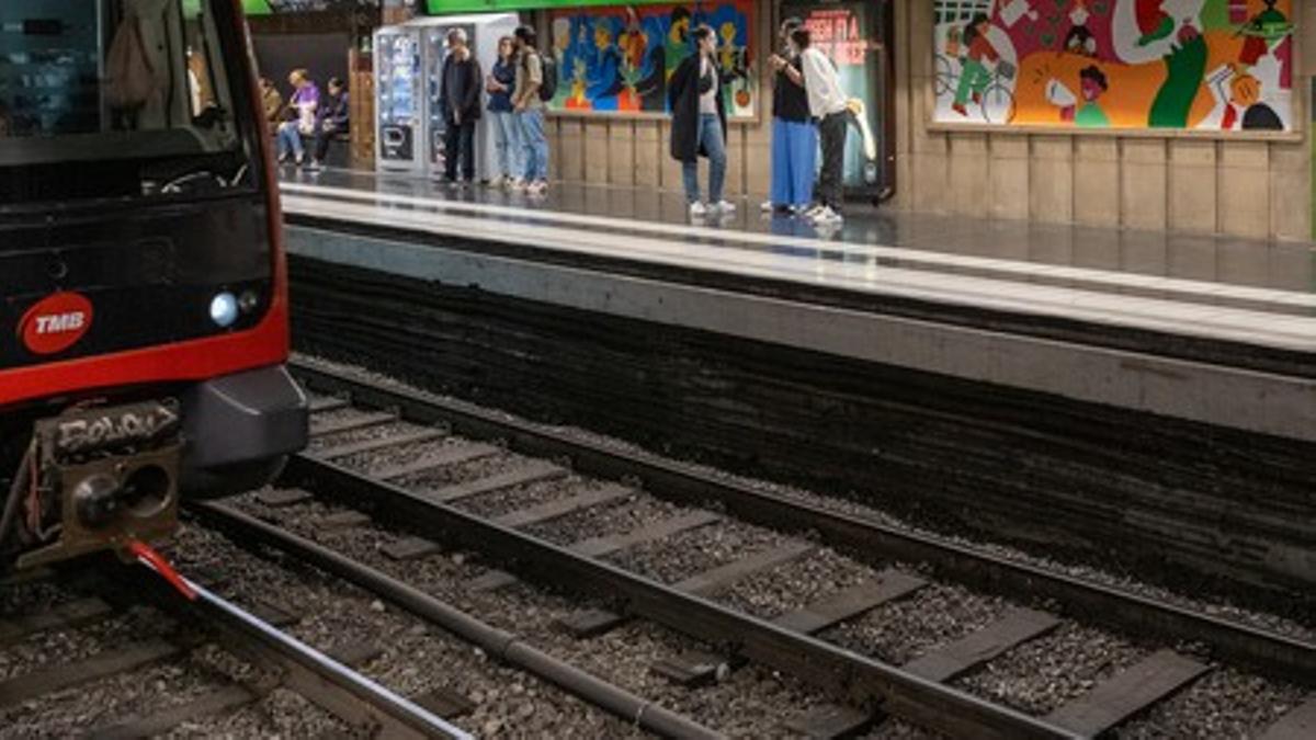 Tres nous murals decoren aquesta estació del metro de Barcelona