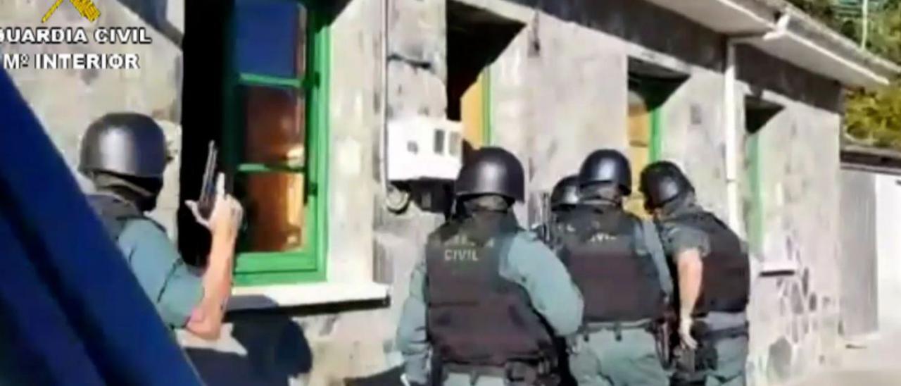 Los agentes de la Guardia Civil, en pleno asalto a la vivienda del arrestado, en un pueblo de Ibias. | Guardia Civil