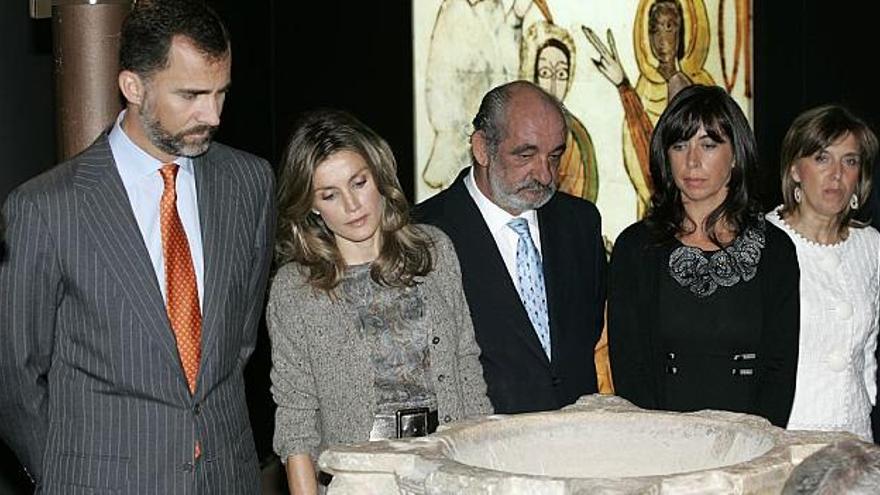 Don Felipe y Doña Letizia, en la exposición, junto a Santos Llamas, presidente de Caja España, y la consejera de Cultura, primera por la derecha.