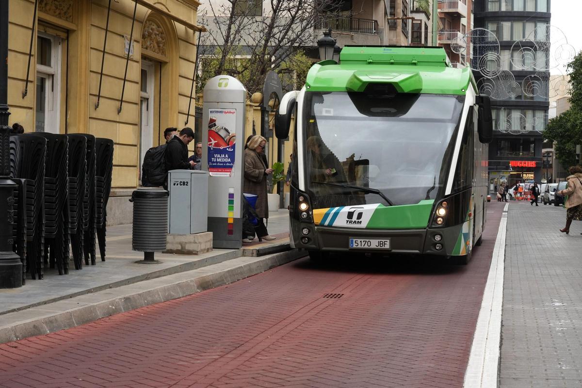 El TRAM a su paso por la calle Asensi-Puerta del Sol.