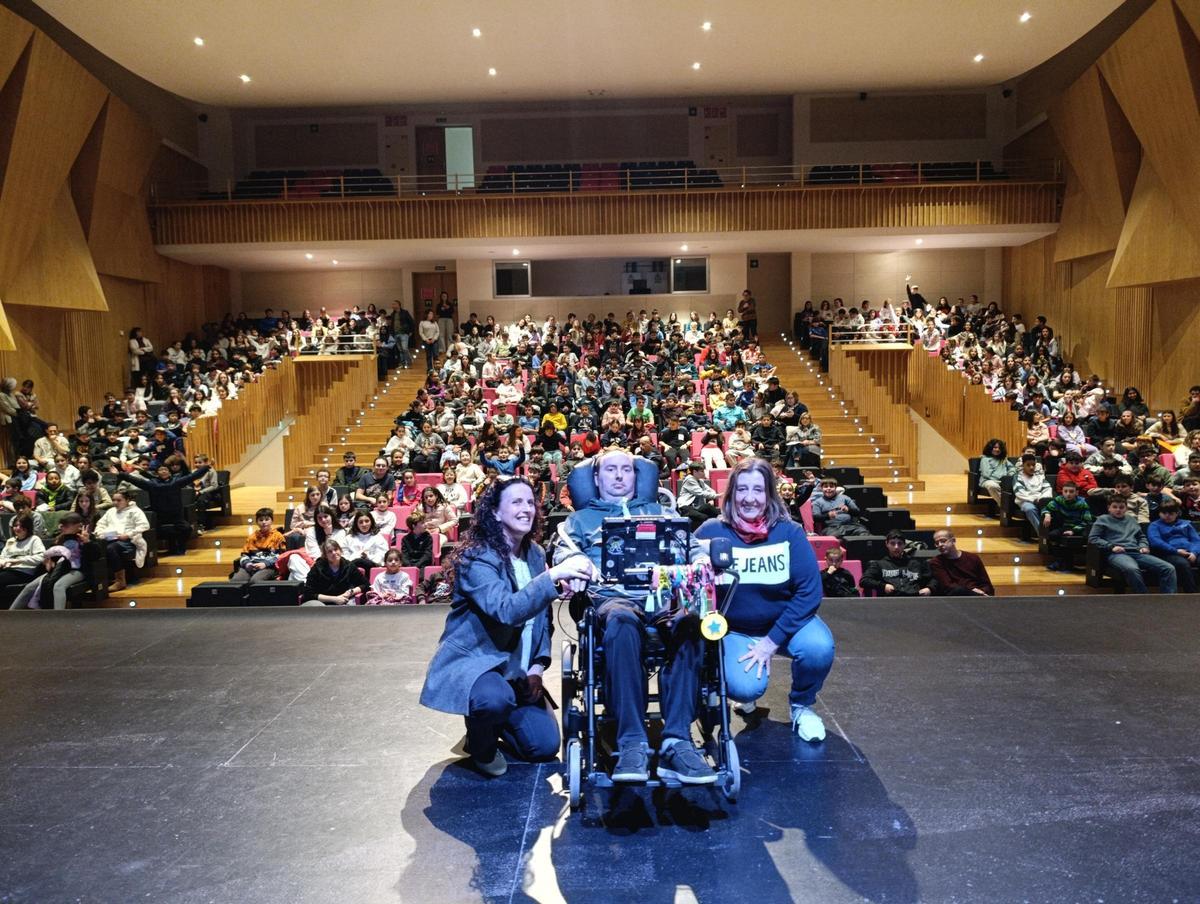 Por la izquierda, Teresa Pérez, mujer de José Luis Capitán; "Capi" y Sonia Lago.