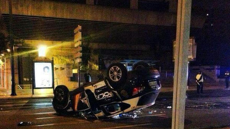 El coche policial, volcado en la avenida Andalucía.