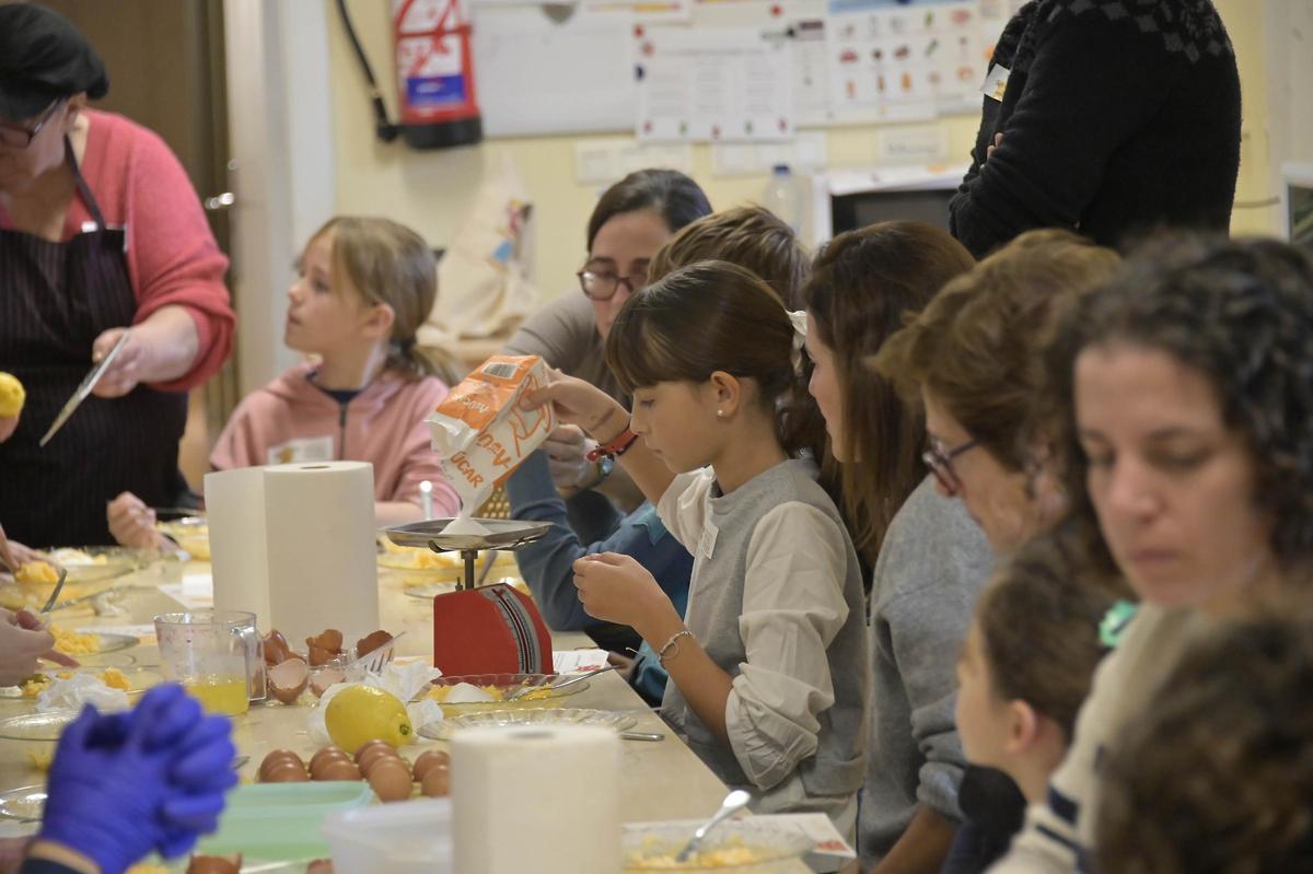 Taller de dulces navideños en el Museo Escolar de Puçol