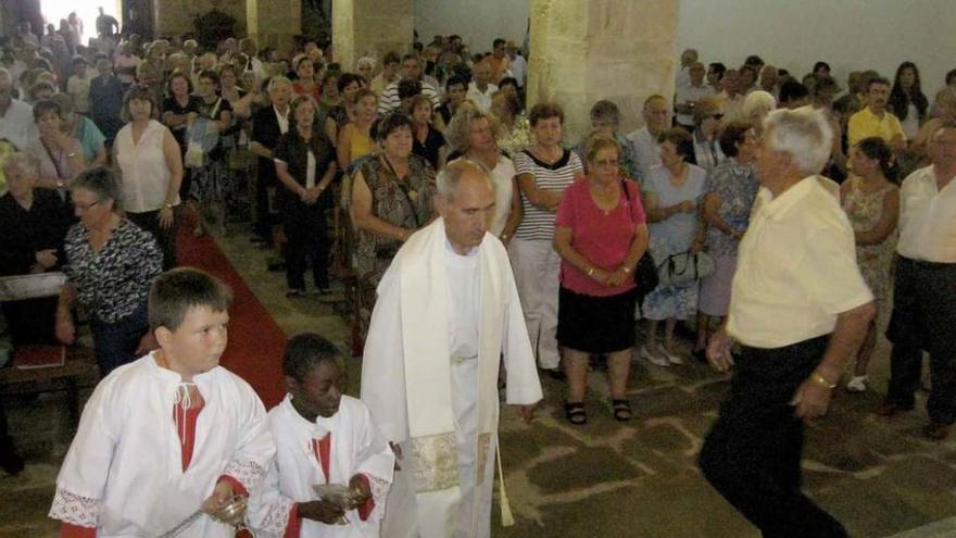 El sacerdote fallecido, Felipe Tostón, en una procesión en el santuario de la Virgen del Campo en Rosinos de Vidriales.