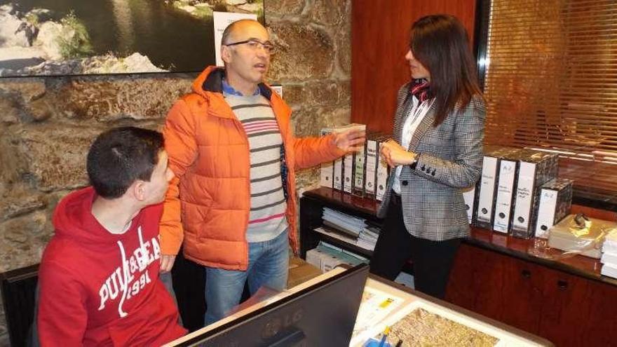 La edil de Turismo, Ana Luisa González, con el alumno y un docente.