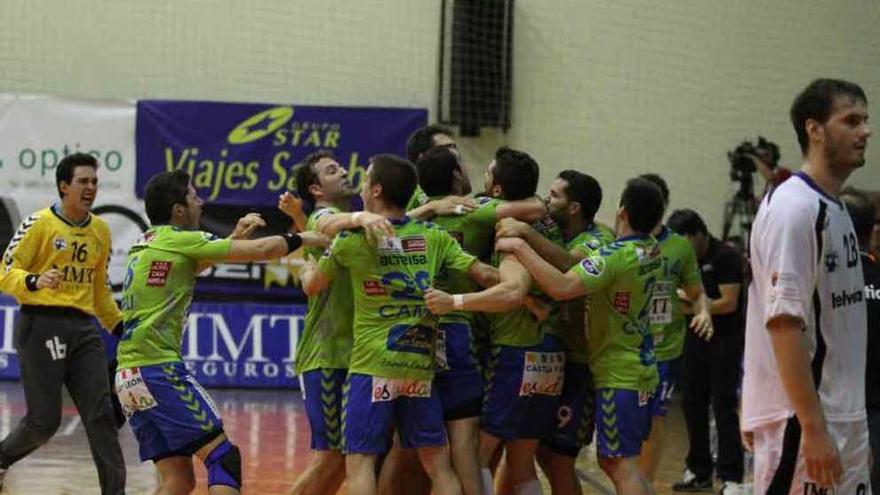 Los jugadores celebran la victoria ante los navarros, en el partido de ida.