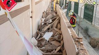 Desalojan 18 viviendas tras derrumbarse el pasillo de un edificio en El Campello