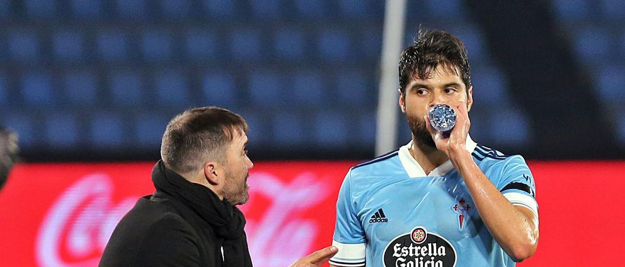Araújo bebe mientras su entrenador, Eduardo Coudet, le da instrucciones ante el Elche. | // MARTA G. BREA
