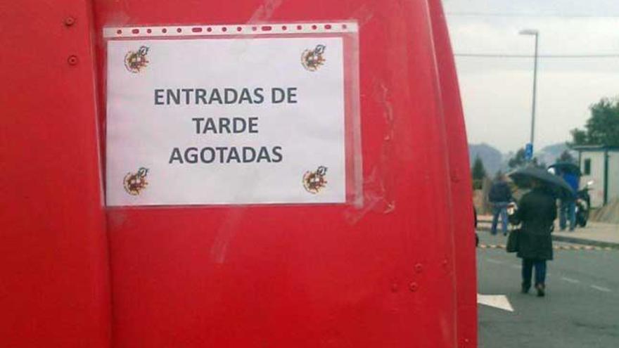 Un cartel anunciaba en A Madroa la venta de todas las entradas para el partido de esta tarde