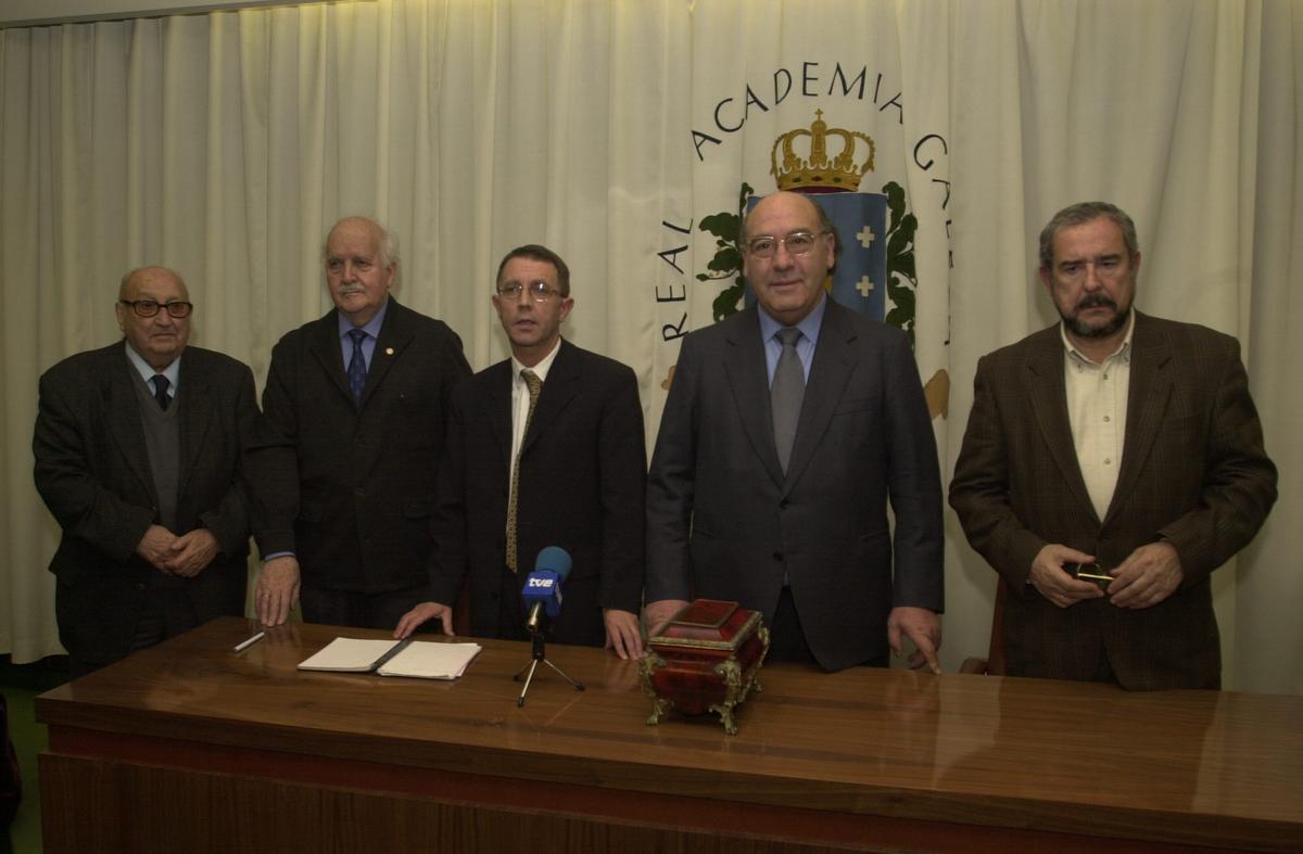 Nova directiva da RAG, con Xosé Ramón Barreiro á fronte (2º pola dereita) e García-Bodaño como vicesecretario (1º á dereita) en 2001.