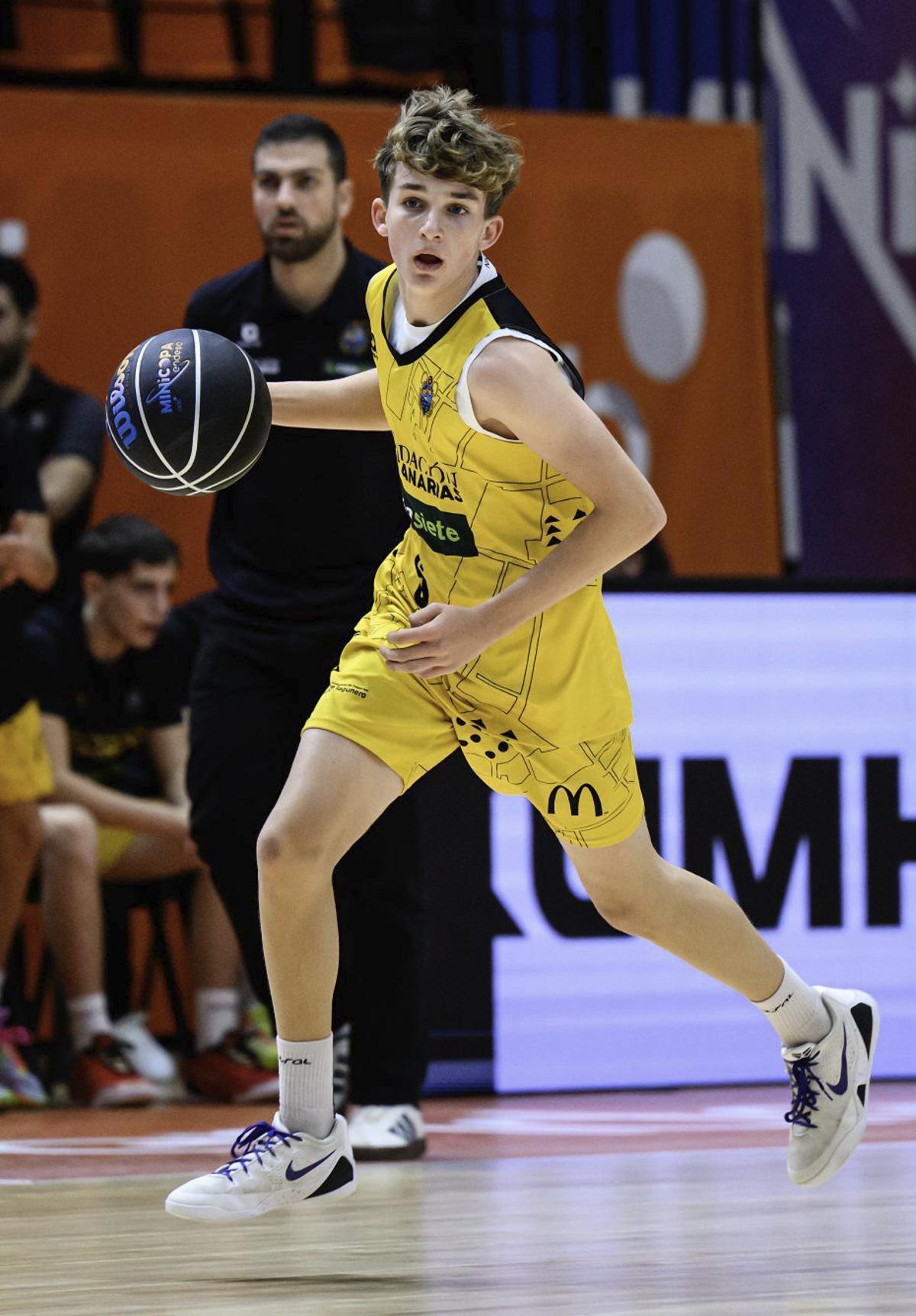 Aitor Martín sale a la contra en el duelo contra el Unicaja. | ACB PHOTO