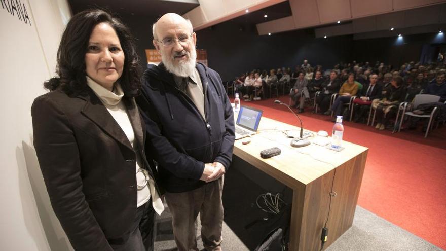 Susana Fernández, decana de la Facultad de Química, y José Luis Sanz, momentos antes del inicio de la charla.