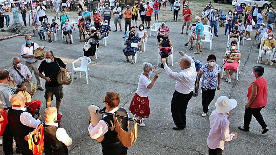 Los vecinos de Pedrazales bailan al son de las gaitas. | A. S.