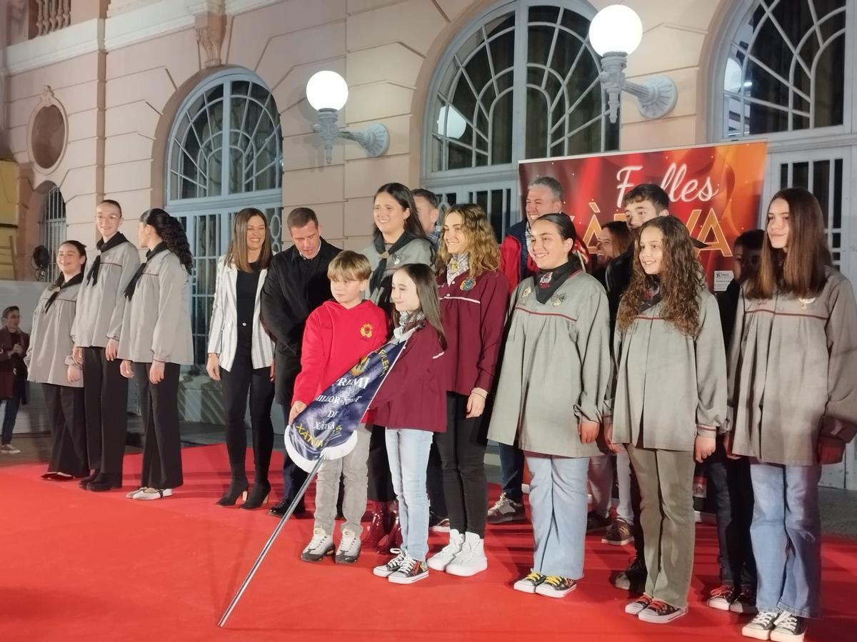 El premio al mejor ninot inultat grande de Xàtiva, recogido por la comisión Ferroviària.