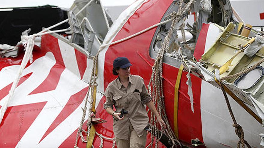 Una investigadora de Airbus, junto al aparato.