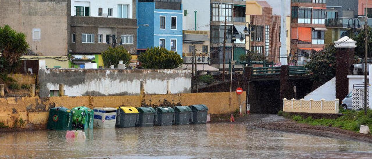 Vecinos y restauradores denuncian la polvajera del viejo campo de Melenara