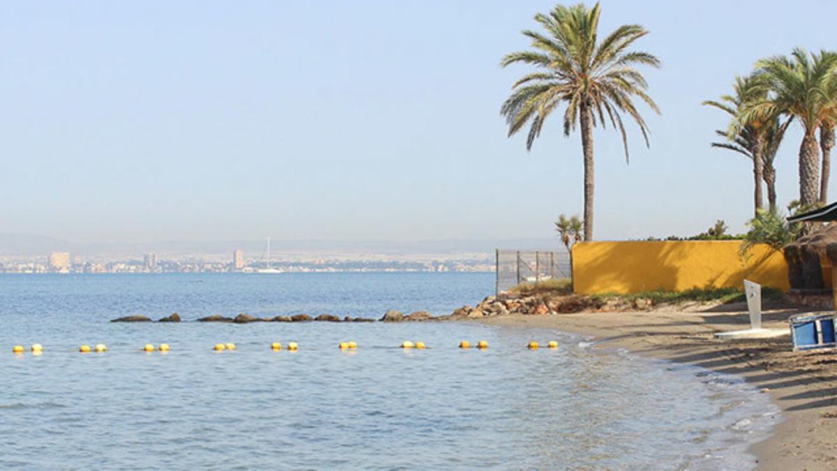 El cuerpo apareció en la orilla de playa Chica, en La Manga del Mar Menor