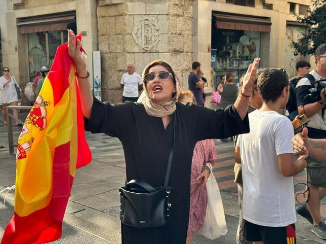 La policía interviene en el centro de Ceuta para evitar altercados ante la llegada de agitadores contra los musulmanes