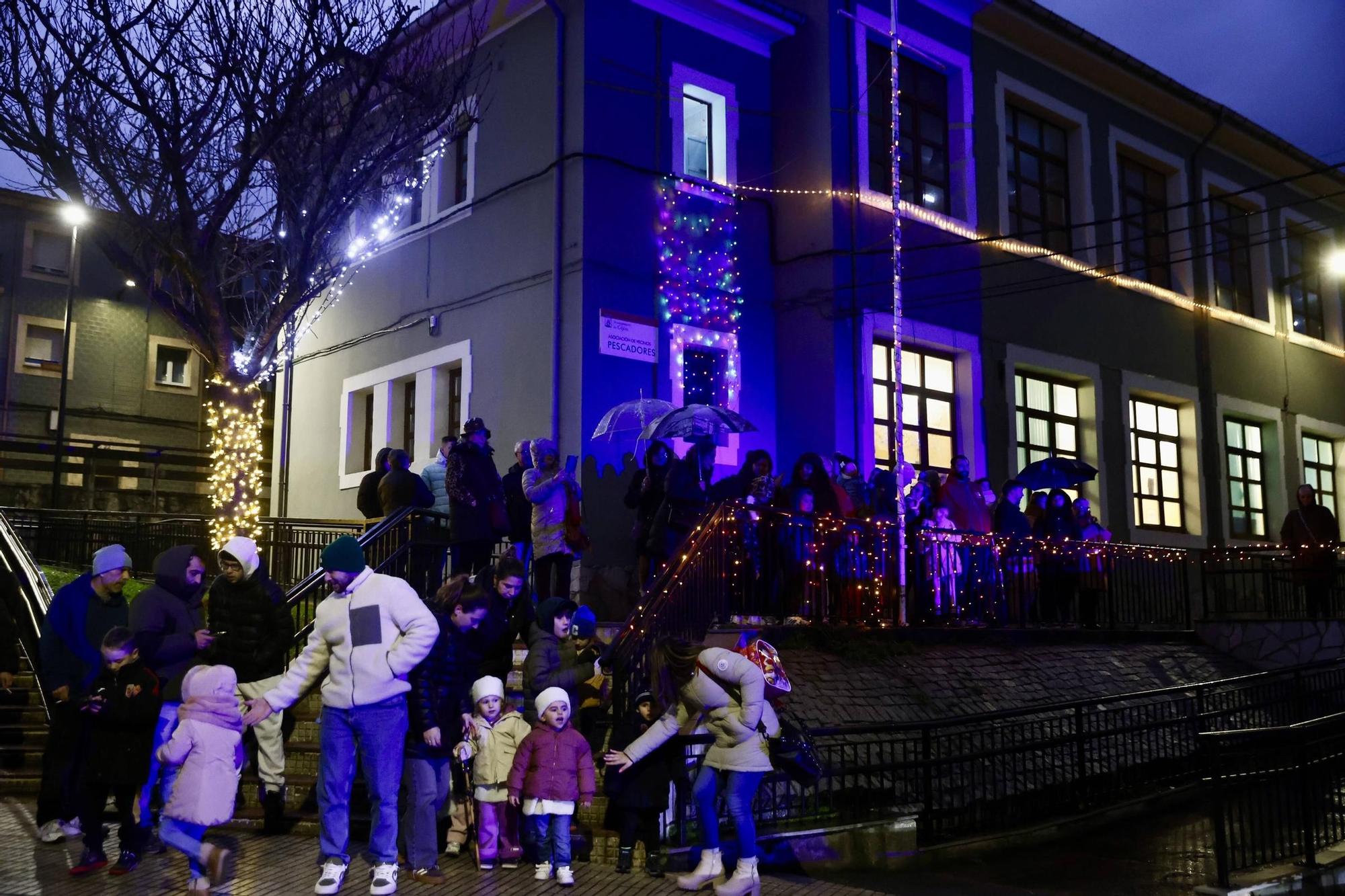 El Príncipe Aliatar dispara la ilusión en los barrios de Gijón (en imágenes)