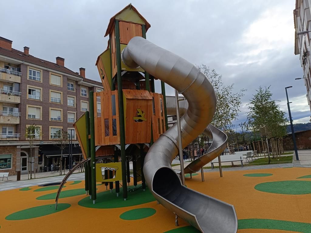 El Berrón ya tiene su Plaza del Ferroviario: así es el nuevo gran espacio público de la localidad