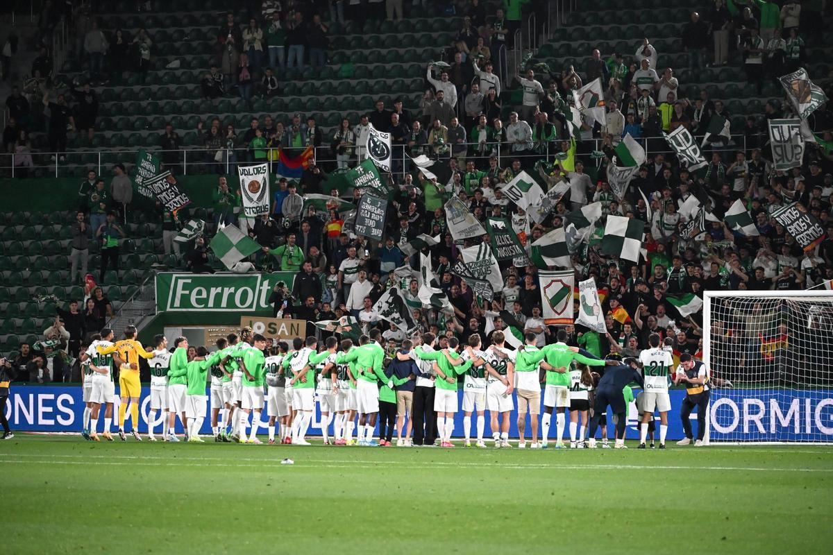 Los futbolistas del Elche celebran una victoria en el Martínez Valero junto a la 'Grada de Animación 1923'.