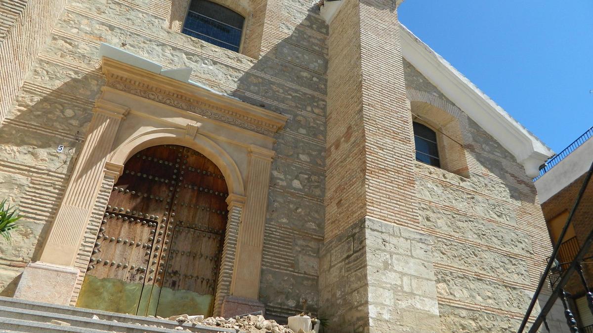 Fachada principal de la parroquia de Santa Catalina Martir, donde se ha desplomado parte de la cornisa.
