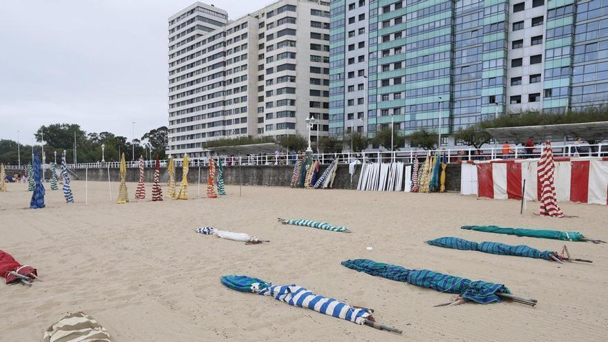 La instalación de las casetas de la playa de San Lorenzo, en imágenes