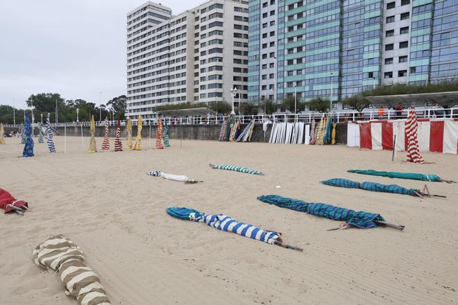 La instalación de las casetas de la playa de San Lorenzo, en imágenes