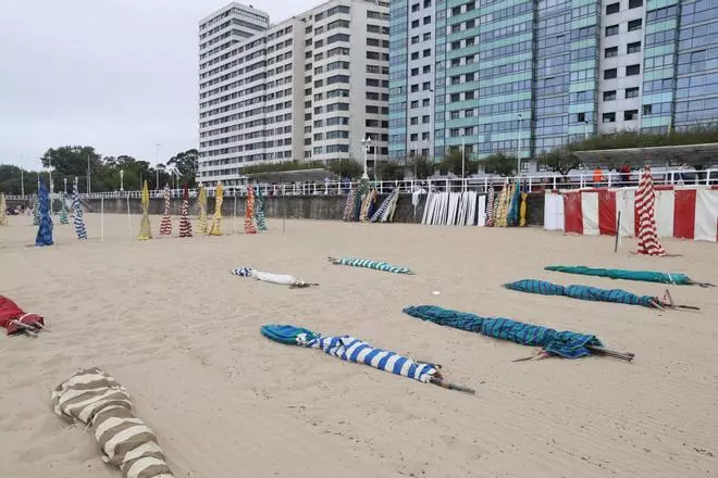 La instalación de las casetas de la playa de San Lorenzo, en imágenes