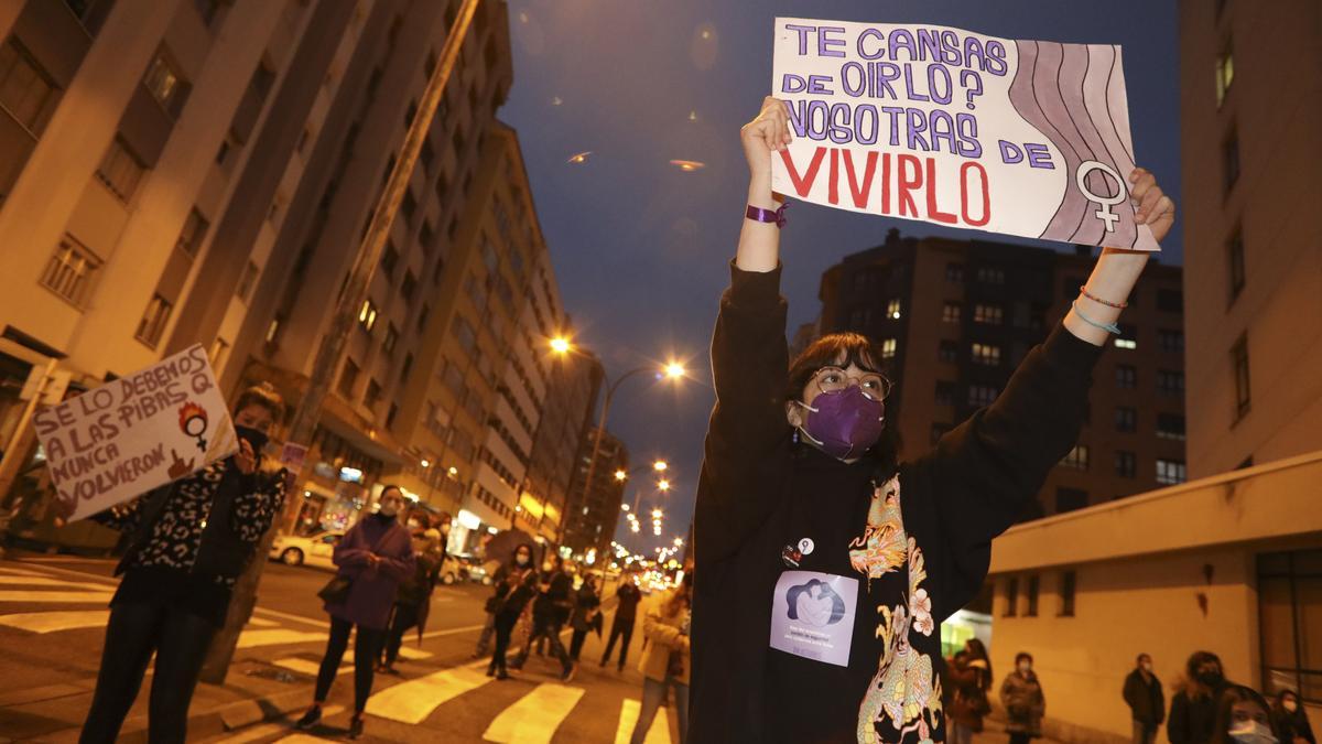 "Nieta de brujas, hermana de " y otros 80 carteles del feminismo asturiano