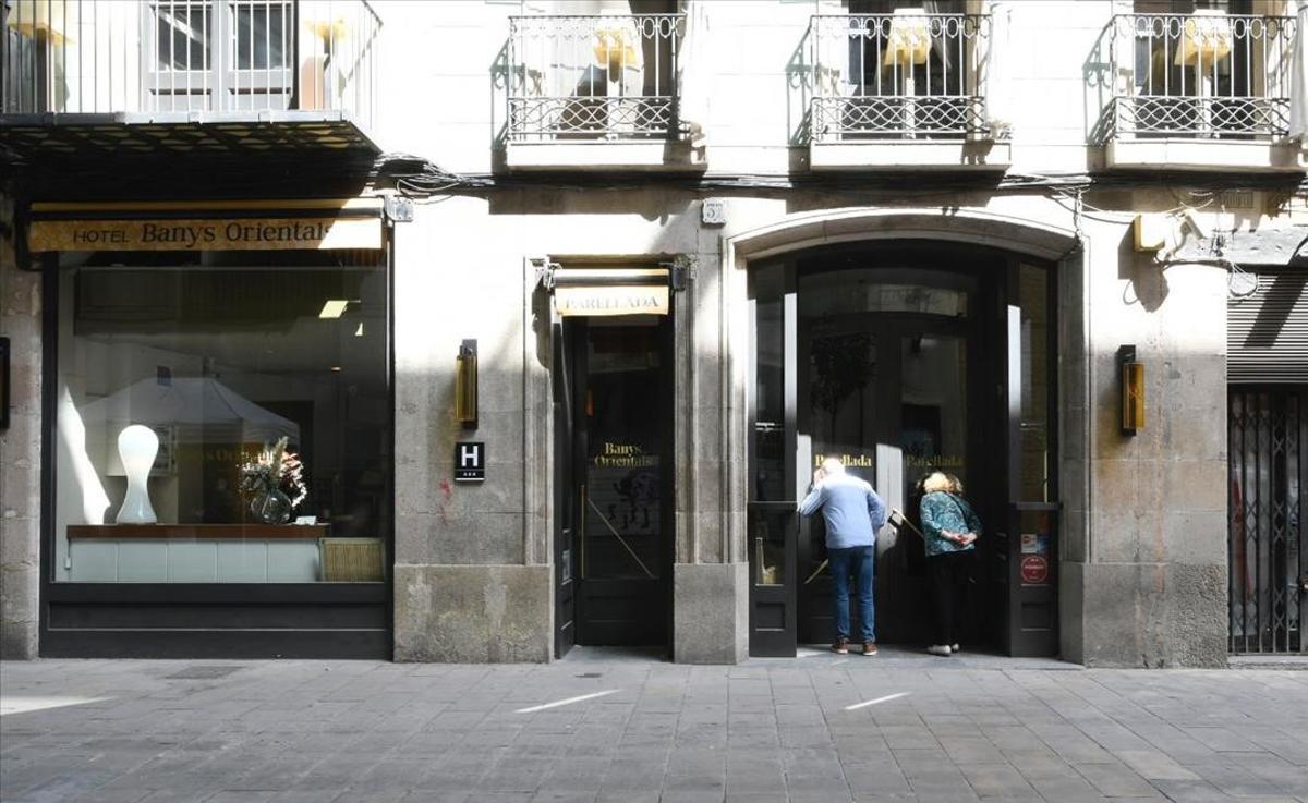 El restaurante Senyor Parellada, en los bajos del Hotel Banys Orientals en la calle de Argenteria, cerrado definitivamente.  