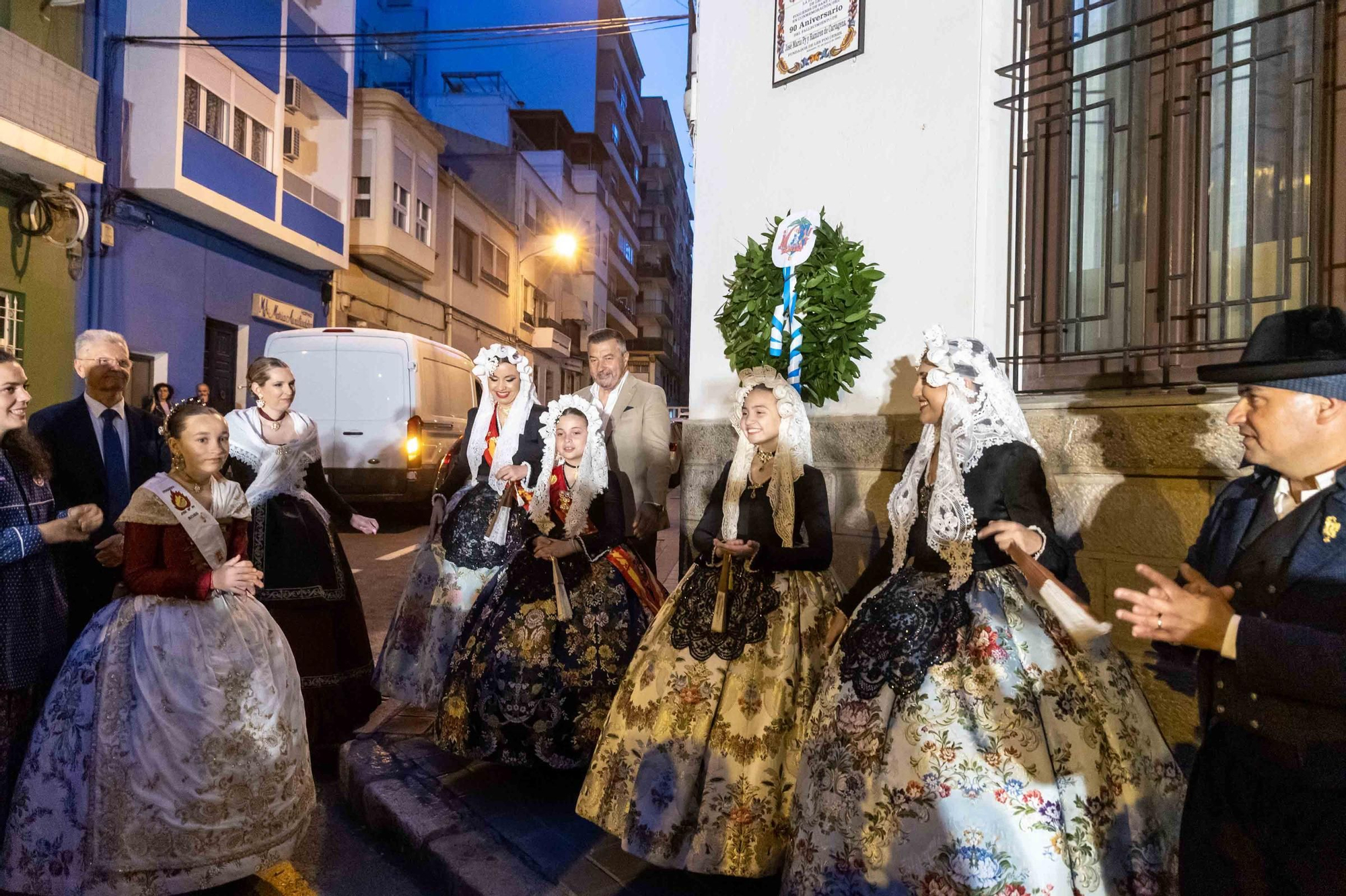 El homenaje al fundador de las Hogueras, José María Py, y el Festival de Bandas de Andrés Llorens iluminan una noche con olor a fiesta y pólvora