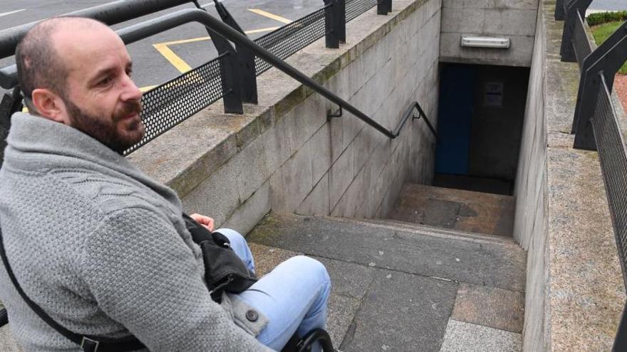 Fran Carreira en silla de ruedas en lo alto de un acceso sin rampa al parking subterráneo de Los Cantones.