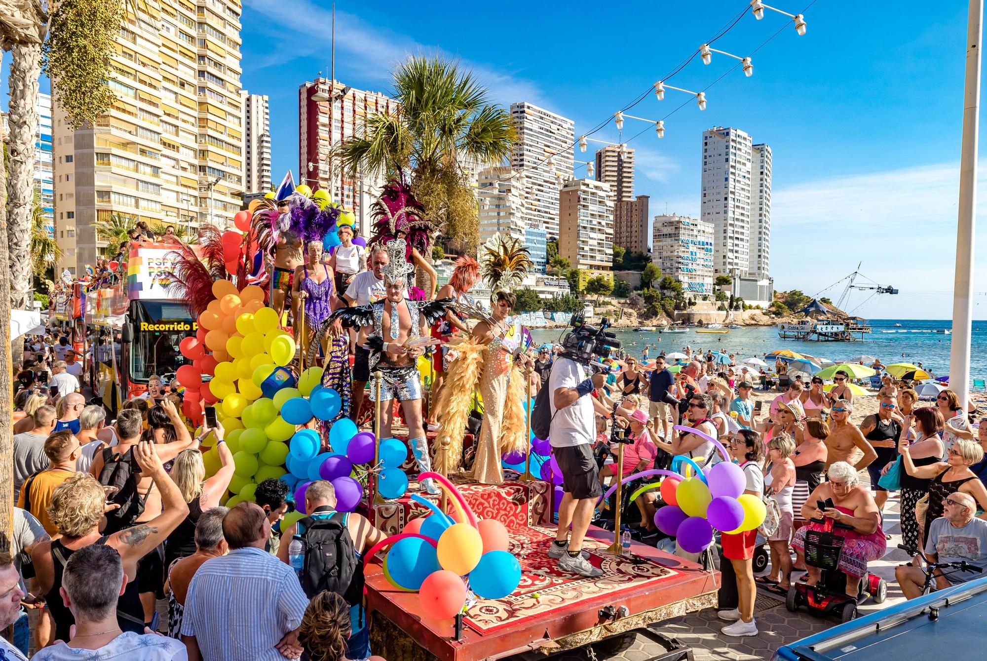 Como en ediciones anteriores, The Parade ha comenzado esta tarde desde el Rincón de Loix, recorriendo el Paseo de la Playa de Levante Levante y un tramo de la avenida Mediterráneo hasta alcanzar el auditorio Julio Iglesias del Parque de l’Aigüera donde se ha continuado la fiesta.