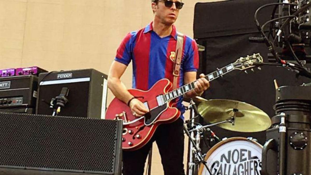 Noel Gallagher con la camiseta del Barcelona