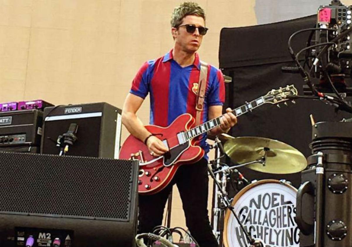 el-artista-britanico-noel-gallagher--con-la-camiseta-del-barcelona-