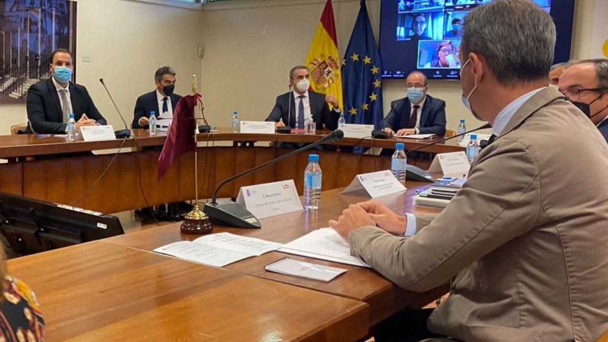 Marcos Ortuño, a la derecha, durante la reunión. | CARM