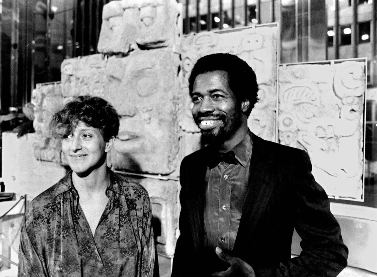 Patterson en 1982, con una mujer identificada entonces como su esposa, Patty, delante de un templo maya en Sidney
