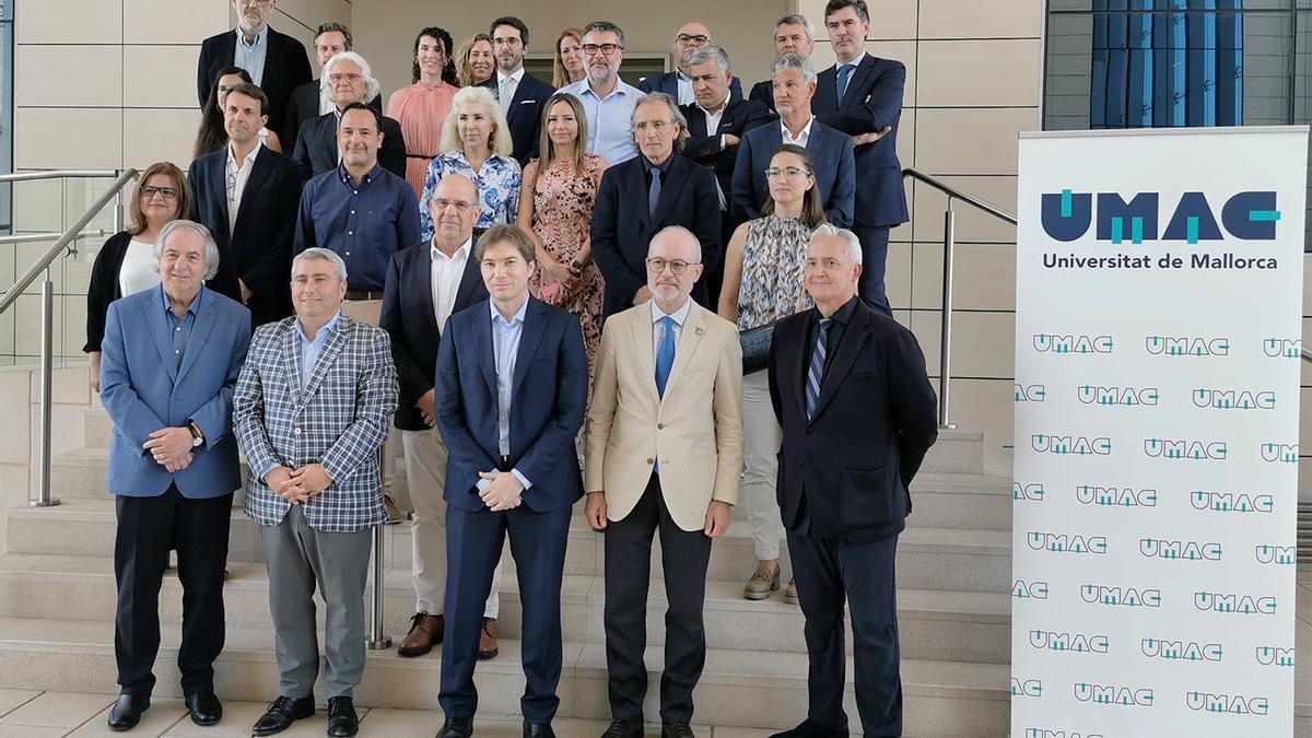 Foto de familia de las autoridades ayer, justo antes de la visita a lo que será la sede de la nueva Universidad de Mallorca.