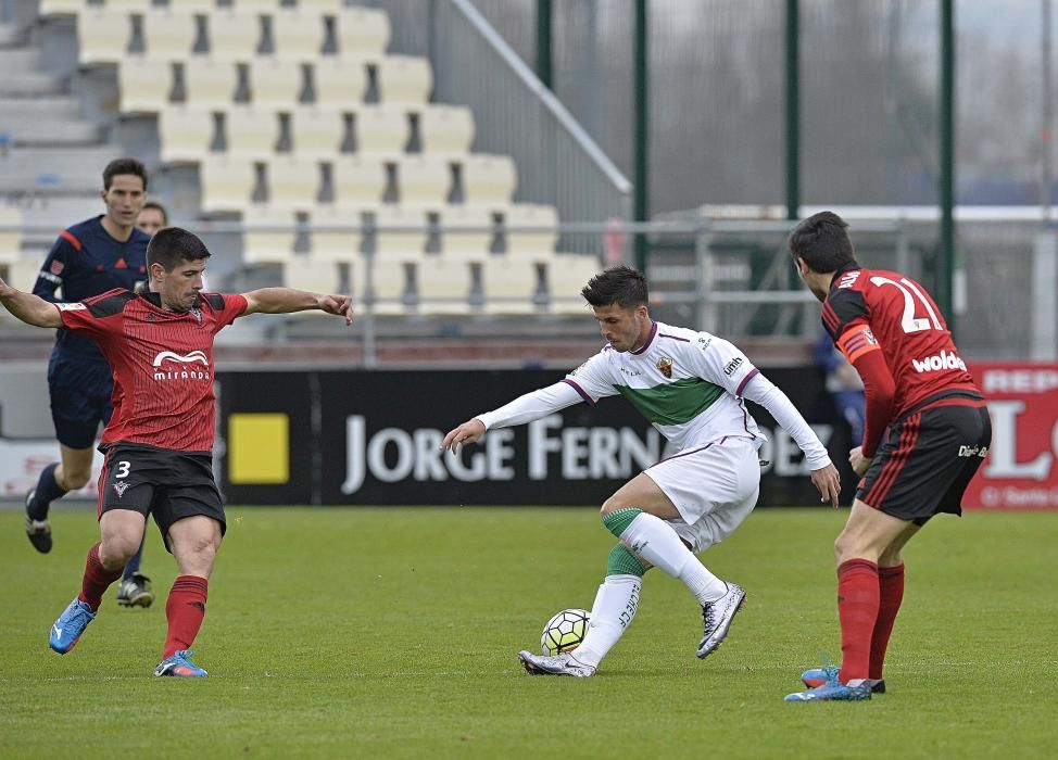 Dos golazos de León permiten al Elche, con un hombre menos por la expulsión de Noblejas, dar la vuelta al partido