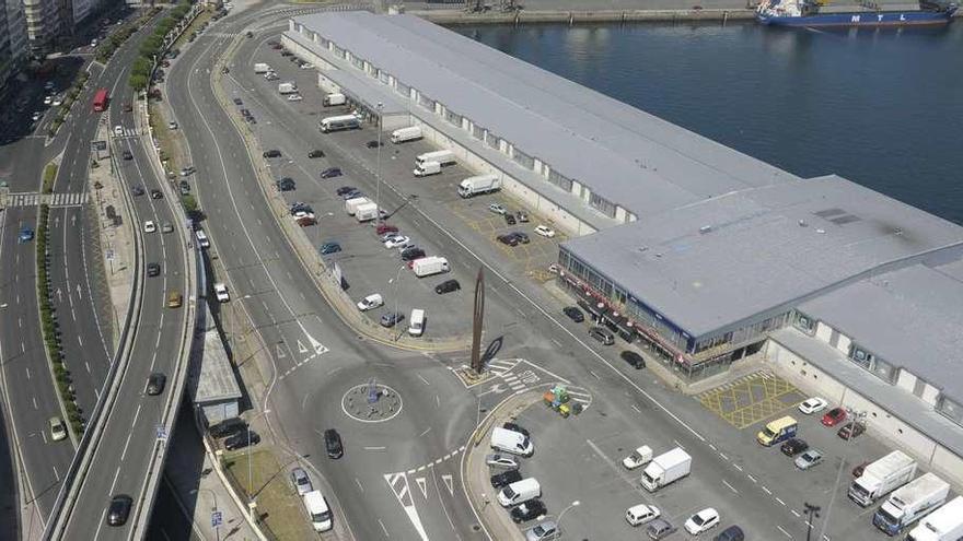 Muelle de Linares Rivas, a la derecha de la imagen, con el aparcamiento de la lonja y el vial principal que recorre esta zona del puerto.