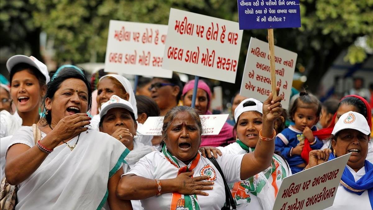 Simpatizantes del principal partido opositor de la India gritan consignas durante una protesta contra la presunta violación y asesinato de una mujer de 27 años en Ahmedabad.