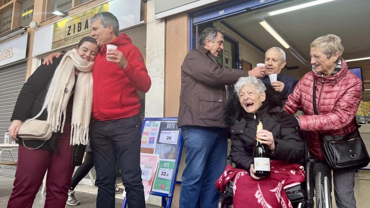 La directora de l'hotel balneari Blancafort, Eva León, celebrant el premi amb familiars i amb el propietari de l'administració de loteria de la Garriga.