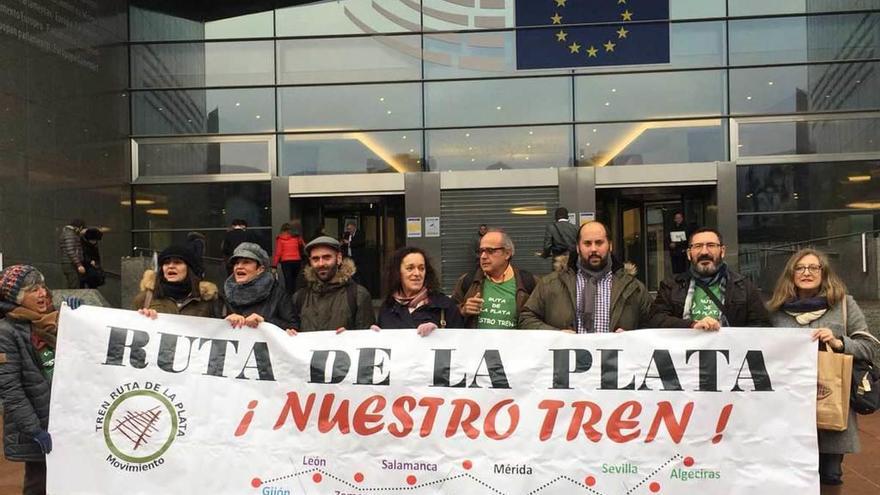 Miembros del colectivo Movimiento por el Tren Ruta de la Plata, durante su protesta en Bruselas.