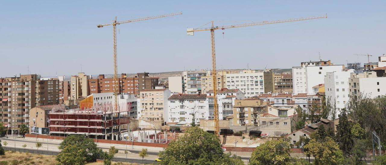 Vista panorámica de los suelos de la antigua factoría Averly, con los pisos en construcción ya de Brial, a la izquierda, y los inmuebles catalogados aún en pie de la vieja fundición, a la derecha, ayer.